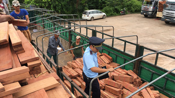 Lực lượng Hải quan Cửa khẩu Quốc tế Lao Bảo kiểm tra hàng hóa tại cửa khẩu. Ảnh: Tuấn Nguyễn