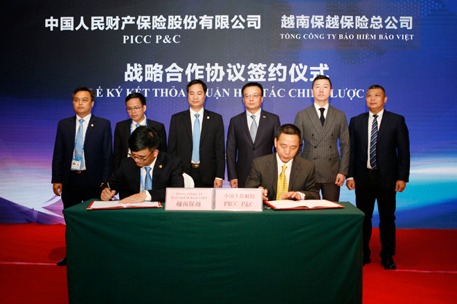 Ông Nguyễn Quang Hưng, Phó Tổng giám đốc TCT Bảo hiểm Bảo Việt ký kết thỏa thuận hợp tác chiến lược với Công ty CP hữu hạn bảo hiểm tài sản Nhân dân Trung Quốc (PICC P&C)
