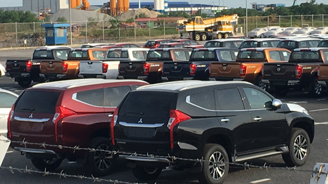 Ô tô nhập khẩu về cảng Tân Vũ, Hải Phòng tháng qua. Ảnh: Tuấn Nguyễn