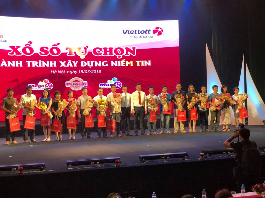 Lãnh đạo Cty Xổ số điện toán Vietlott và đối Berjaya tri ân các đối tác, đại lý bán hàng xuất sắc 2 năm qua