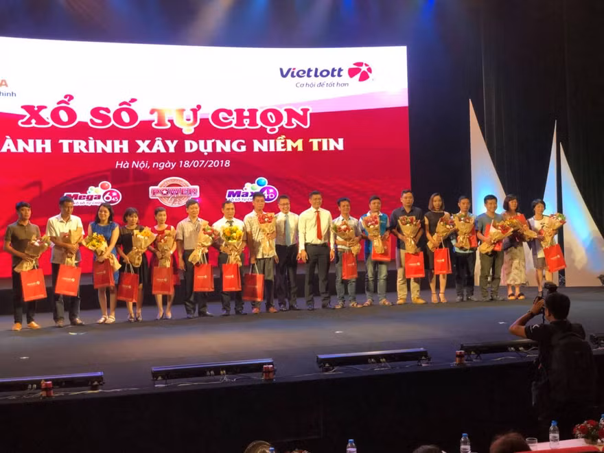 Lãnh đạo Cty Xổ số điện toán Vietlott và đối Berjaya tri ân các đối tác, đại lý bán hàng xuất sắc 2 năm qua