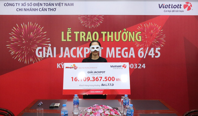 Chị D. lên nhận giải 16 tỷ đồng từ Vietlott