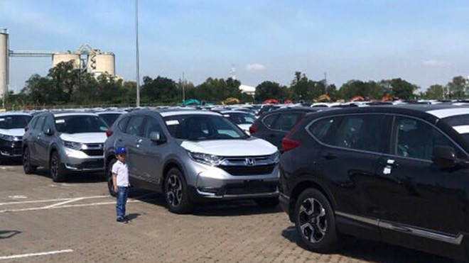 Ô tô nhập khẩu về cảng Hiệp Phước (TP.HCM) dịp cuối năm 2017