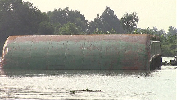 Hiện trường sà lan lật úp làm 3 người mất tích. Ảnh: SGGP