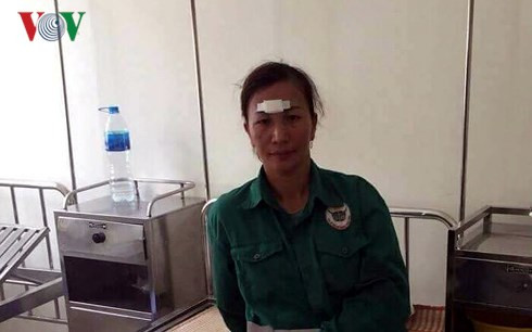 Chị Huệ băng bó vết thương ở bệnh viện. Ảnh: VOV