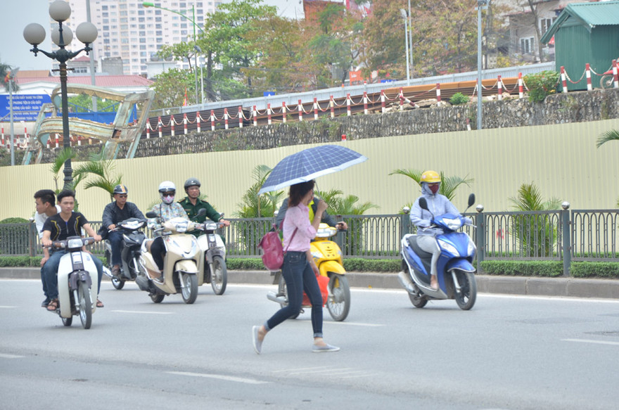 Nhiều sinh viên vẫn phải băng qua đường khi có rất nhiều phương tiện đi qua. Ảnh: Thanh Hà.