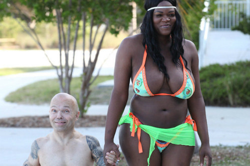 Sự chênh lệch ngoại hình khiến Anton và China luôn thu hút sự chú ý ở bất cứ nơi đâu. Họ không ngại thể hiện tình yêu dành cho nhau. Ảnh: Dailystar.