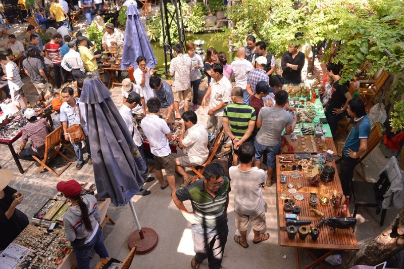 Chợ “ve chai” hoạt động mỗi sáng Chủ Nhật. Ảnh: Ngô Bình.