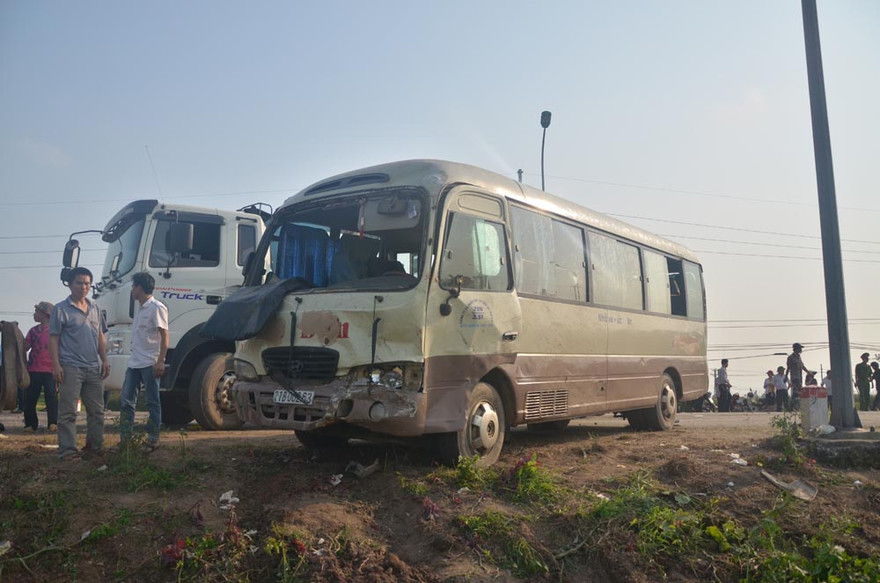 Danh tính 5 nạn nhân tử vong trong vụ tai nạn đã làm rõ. Ảnh chiếc xe 29 chỗ trong vụ tai nạn.