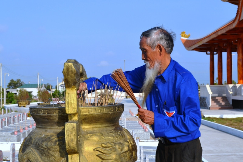 Cụ Hồ Ngọc Khiết thắp hương tại Nghĩa trang liệt sĩ Năm Căn.