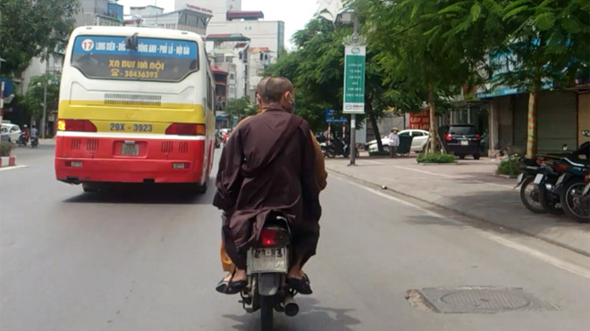 Hai người mặc áo nhà sư đầu trần vi vu xe máy
