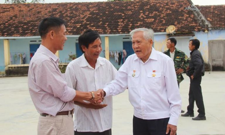 Anh hùng LLVTND Hồ Đắc Thạnh – người thuyền trưởng lừng danh của Đoàn tàu Không số Vũng Rô thăm hỏi các cựu binh Trường Sa. 