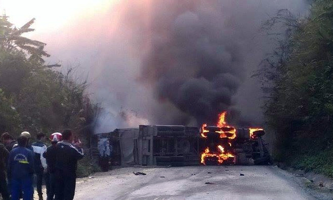 Khoảng 16h30 chiều nay 14/3, chiếc xe bồn chở nhựa đường khi vào dốc cua quốc lộ 6 đoạn qua đèo Thung Khe (Mai Châu, Hoà Bình) được cho là mất phanh nên xe bị nghiêng, rồi đâm vào một xe khách chạy hướng ngược chiều (Sơn La - Hà Nội).