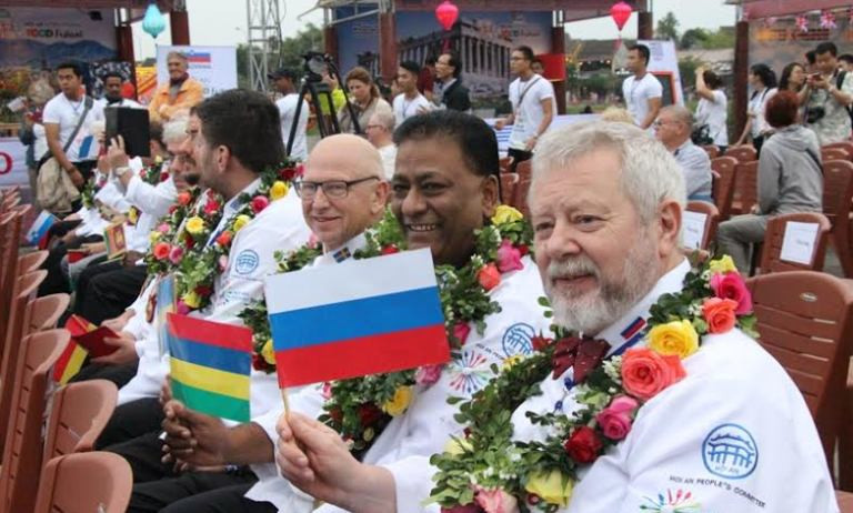 12 đầu bếp nước ngoài vẫy chào du khách đến với đêm khai mạc. Ảnh: Đào Phan