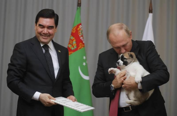 Tổng thống Nga Vladimir Putin hôn lên trán "món quà đặc biệt" của người đồng cấp Turkmenistan Kurbanguly Berdymukhamedov. Ảnh: Reuters