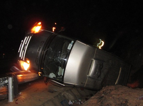 Hiện trường chiếc xe 16 chỗ lật.