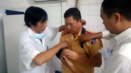 Chiều 6/10, Trung tá Tuyến được phẫu thuật cánh tay bị gãy.