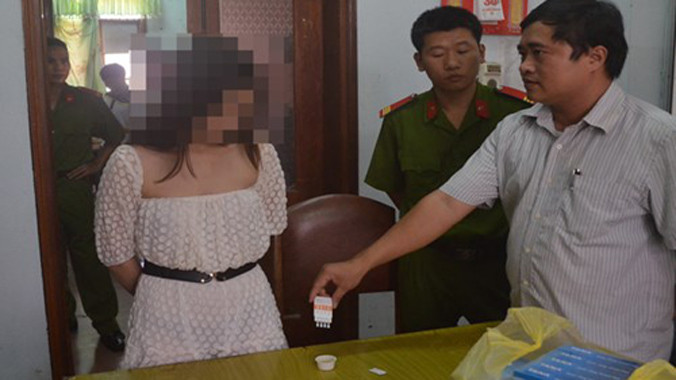 Cơ quan Công an test ma túy các đối tượng nghi vấn.