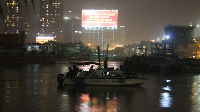 Lực lượng cứu hộ trắng đêm tìm kiếm nạn nhân.