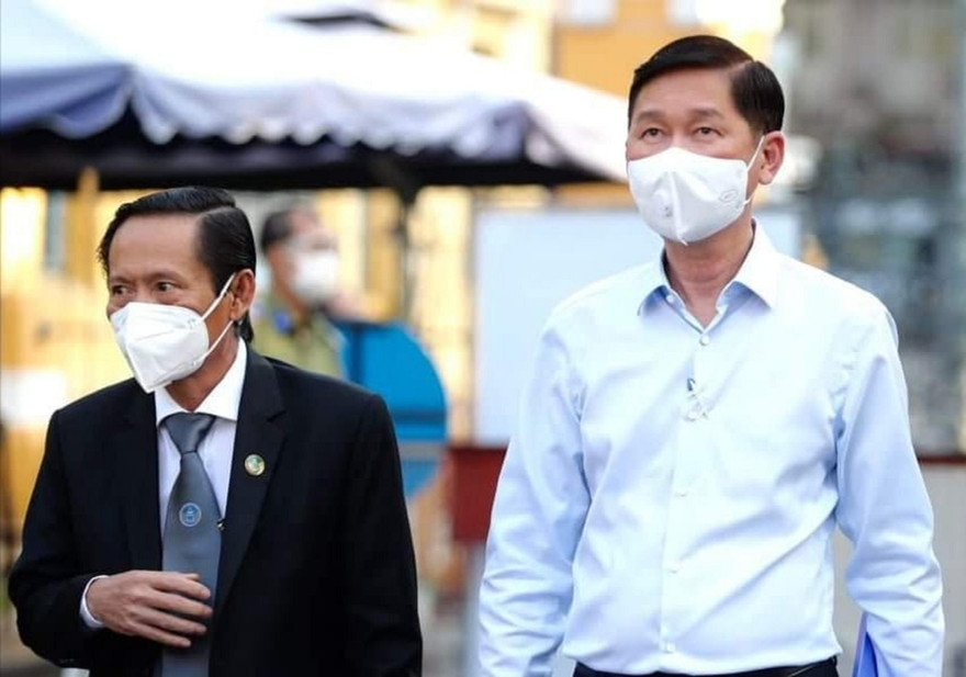 Cựu phó Chủ tịch UBND TPHCM - bị cáo Trần Vĩnh Tuyến (phải) và luật sư Phan Trung Hoài tại tòa án sáng nay 6/12