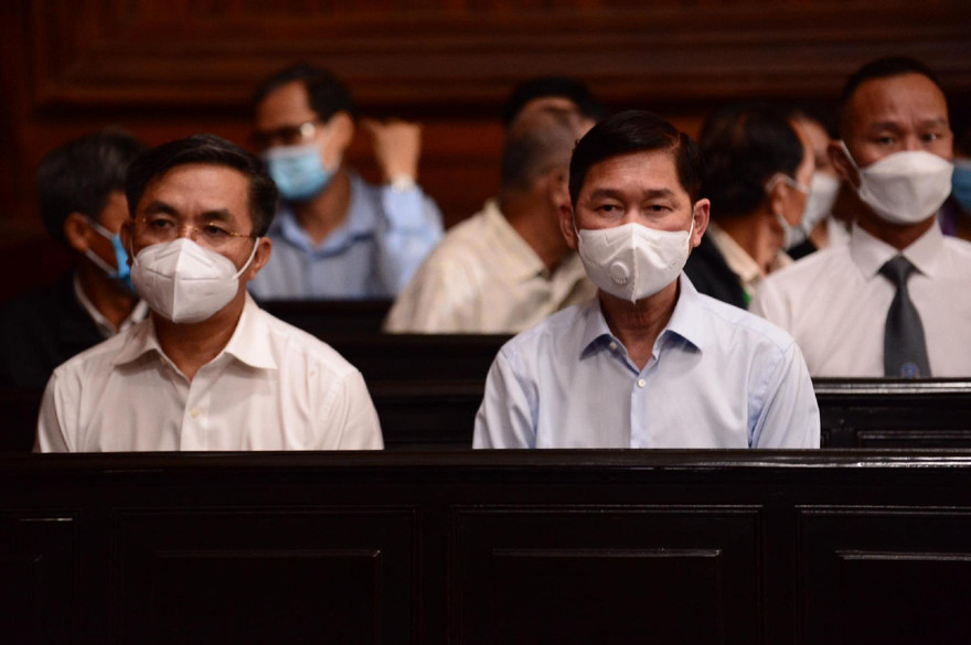 Cựu phó Chủ tịch UBND TPHCM Trần Vĩnh Tuyến (phải) và bị cáo Trần Trọng Tuấn - cựu Giám đốc Sở Xây dựng TPHCM tại phiên tòa.