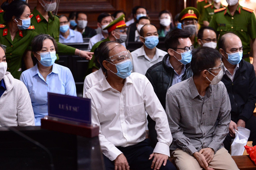 Các bị cáo và người liên quan tại toà.