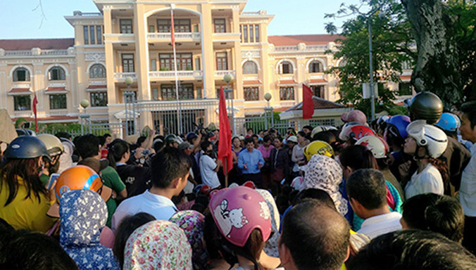 Chiều 1/12, hàng chục tiểu thương đã tập trung trước UBND tỉnh để phản đối việc di dời chợ. Ảnh: Đắc Đức.