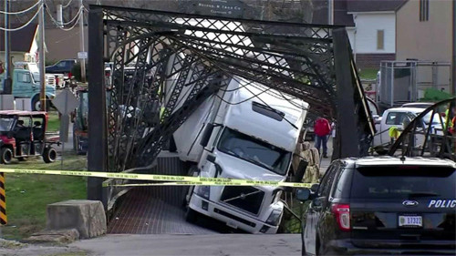 Cả tải trọng lẫn chiều cao của xe tải đều vượt quá giới hạn. Ảnh: Jalopnik.