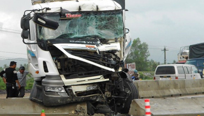 Chiếc xe tải bị bẹp dúm phần đầu.