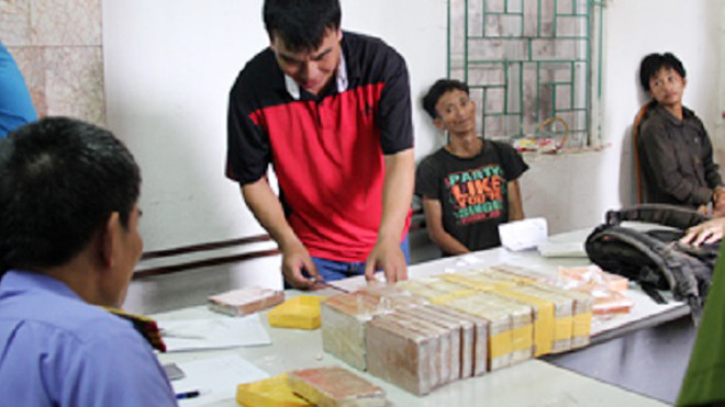 Công an khám nghiệm tang vật ma túy của hai đối tượng Tếnh và Chứ.