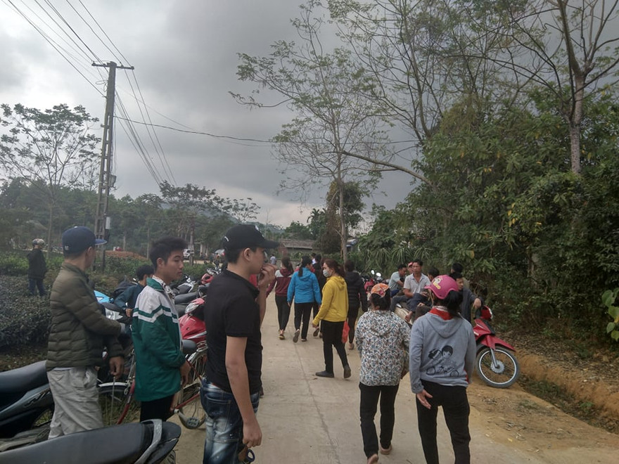 Nhiều người dân bàng hoàng khi biết tin sự việc.