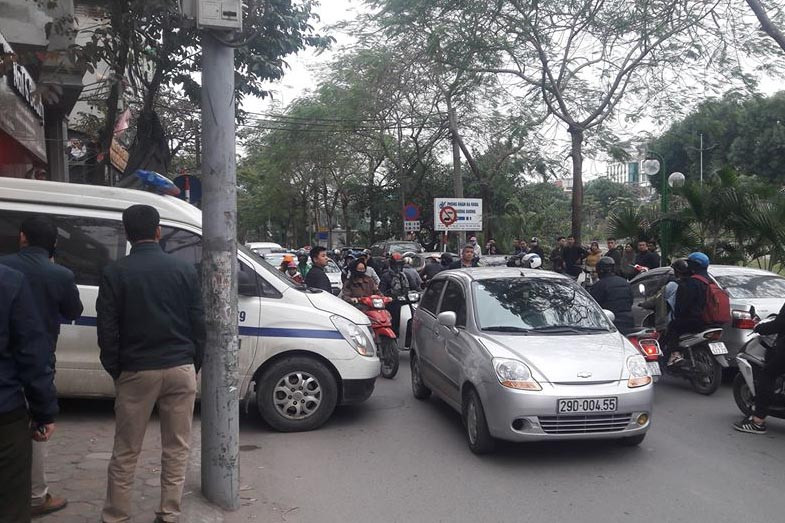 Xe cứu thương có mặt tại thẩm mỹ viện.