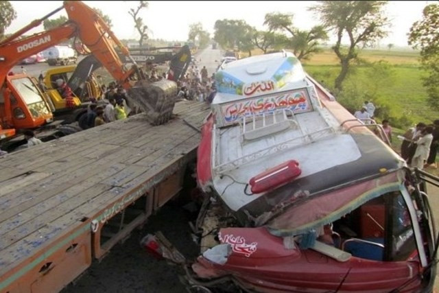 Chiếc xe bị tai nạn được đưa lên mặt đường. Nguồn: AlalamChannel.