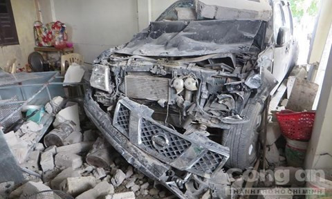 Chiếc xe nát bét đầu sau khi đâm vào nhà dân. Ảnh: Hương Nhàn.