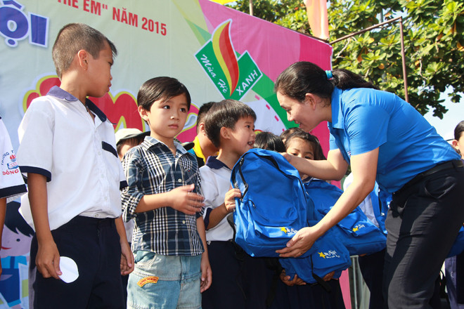 Đại diện Ban thiếu nhi Thành đoàn TP.HCM trao học bổng cho học sinh khó khăn.