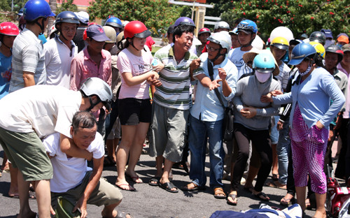 Cảnh sát ghi nhận hiện trường tai nạn. Ảnh: Xuân Ngọc.