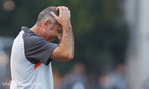 HLV Graechen không tạo được dấu ấn khi dẫn dắt HAGL thi đấu ở V-League mùa này. Ảnh: Đức Đồng.