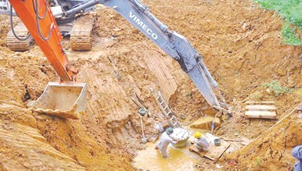 Tuyến dẫn nước sông Đà liên tục vỡ, mỗi lần khắc phục rất tốn kém. Ảnh: NT