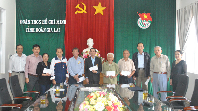 Buổi trao quà cho các cựu TNXP chống Pháp ở Gia Lai