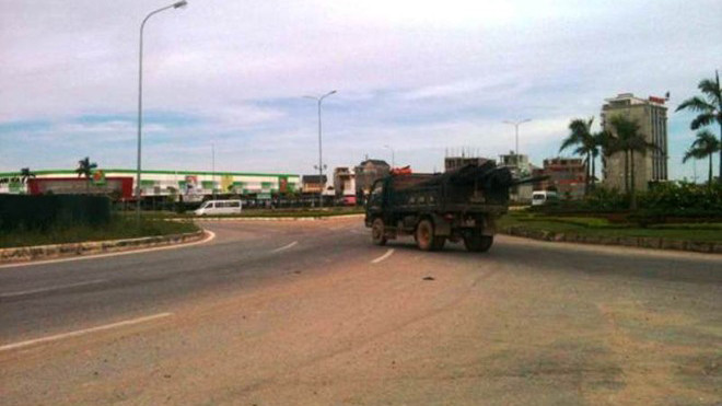 Hiện trường vụ tai nạn khiến vợ chồng anh Tâm trọng thương.