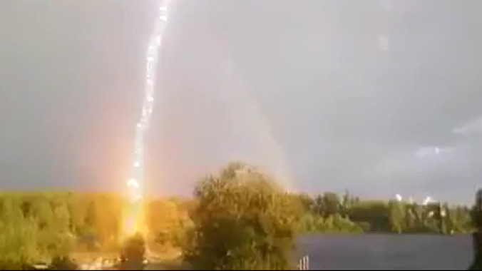 Kinh hoàng tia sét giáng xuống đất như bom