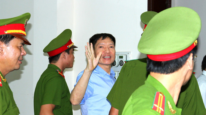 Bị cáo Dương Tự Trọng vẫy chào những người thân quen sau khi kết thúc phiên tòa 