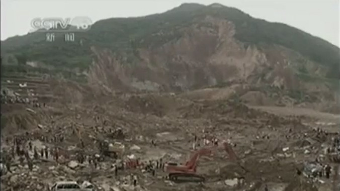 Nửa quả đồi sạt lở vì mưa lớn, 15 người chết