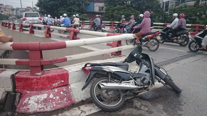 Xe máy đâm vào lan can, chủ xe bay xuống đất