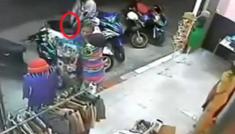 Trộm đồ trong cốp xe Vespa nhanh như chớp