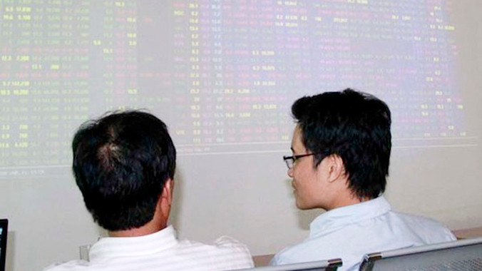 Tiền đang đổ dồn vào chứng khoán sau khi lãi suất ngân hàng và giá xăng dầu giảm. Ảnh chụp tại sàn giao dịch SJCS, đường Võ Thị Sáu (quận 3, TP HCM) vào sáng 29/8. Ảnh: Hoàng Triều