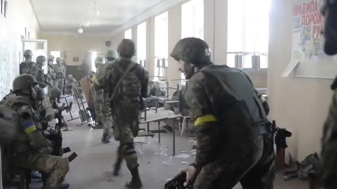 Súng nổ chói tai ở chiến trường miền đông Ukraine