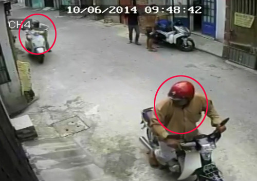 Tên trộm dễ dàng 'nẫng' chiếc Vespa LX dựng lề đường