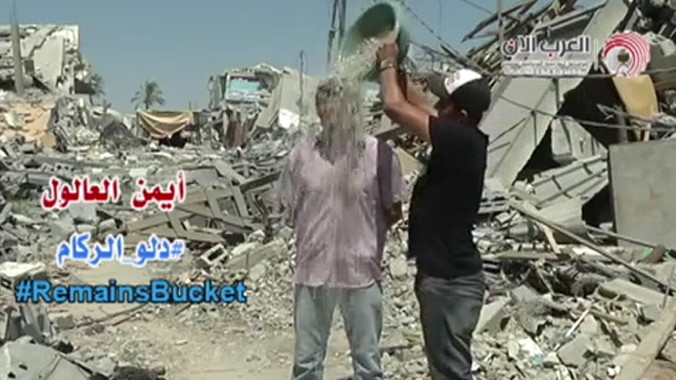 'Thử thách dội nước đá' phiên bản... gạch vụn