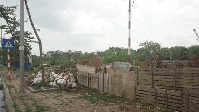 Đổ phế thải bên bờ sông Tô Lịch